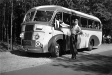 845167 Afbeelding van een autobus van het Maarssense touringcarbedrijf Pluck den Dagh met leden van de Utrechtse ...